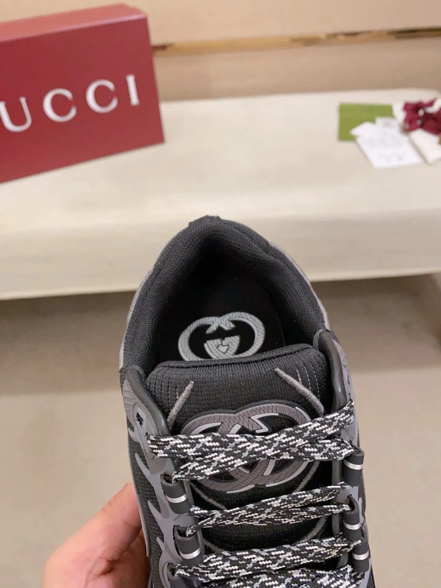 Men's shoes💰: 840💰High version of Gucci series couple's thick-soled sneakers! Gucci Gucci wave shoes Gucci's new designer has brought a new design, with a more comfortable foot feel and a new wave design. GUCCI's new Ripple wave shoes have an upper made of soft nappa leather and mesh. The foamed TPU midsole provides excellent comfort and feels like falling into the clouds. This new sports shoe adopts a thick-soled design, with a stitched leather upper and mesh, showing a full sense of technology. The two major brand logo details, the 3D-effect interlocking Double G leather patch and the Gucci letter metal hardware, inject a dazzling texture into the overall design. These shoes are crafted from silver metallic leather. Silver metallic leather, leather piping mesh details, Gucci lettering metal hardware, interlocking double G patch, lightweight rubber sole, top stitching and comes with a pair of shoelaces. Size: Women's 35-40 (can be customized to 34.41).        Male 39-44 (38.45 can be customized).